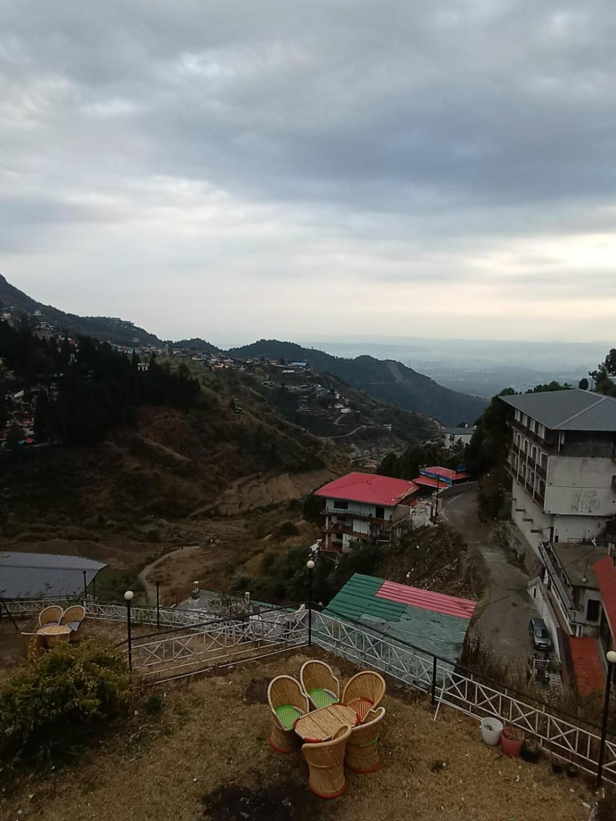 Hotel Himalayan Village Mussoorie Exteriör bild
